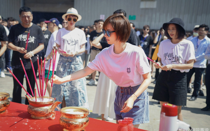 孙俪穿白T现身开机仪式 大长腿吸引眼球