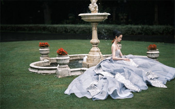 陈都灵出席上海国际电影节闭幕红毯 优雅化身高贵公主气质满分