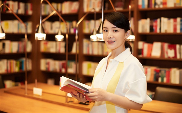 车永莉文艺书店浪漫邂逅  衬衫裙优雅大方
