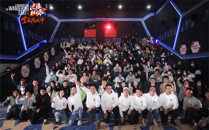 电影《流浪地球2》全国路演郭帆吴京王智携幕后主创空降郑州 四刷观众大呼“我还要看”